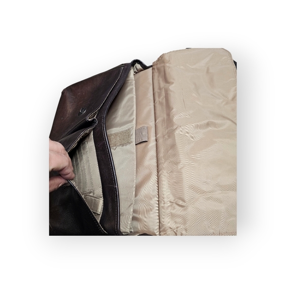 Solo New York Genuine Leather Messenger Bag – Executive Laptop Briefcase - Picture 5 of 5